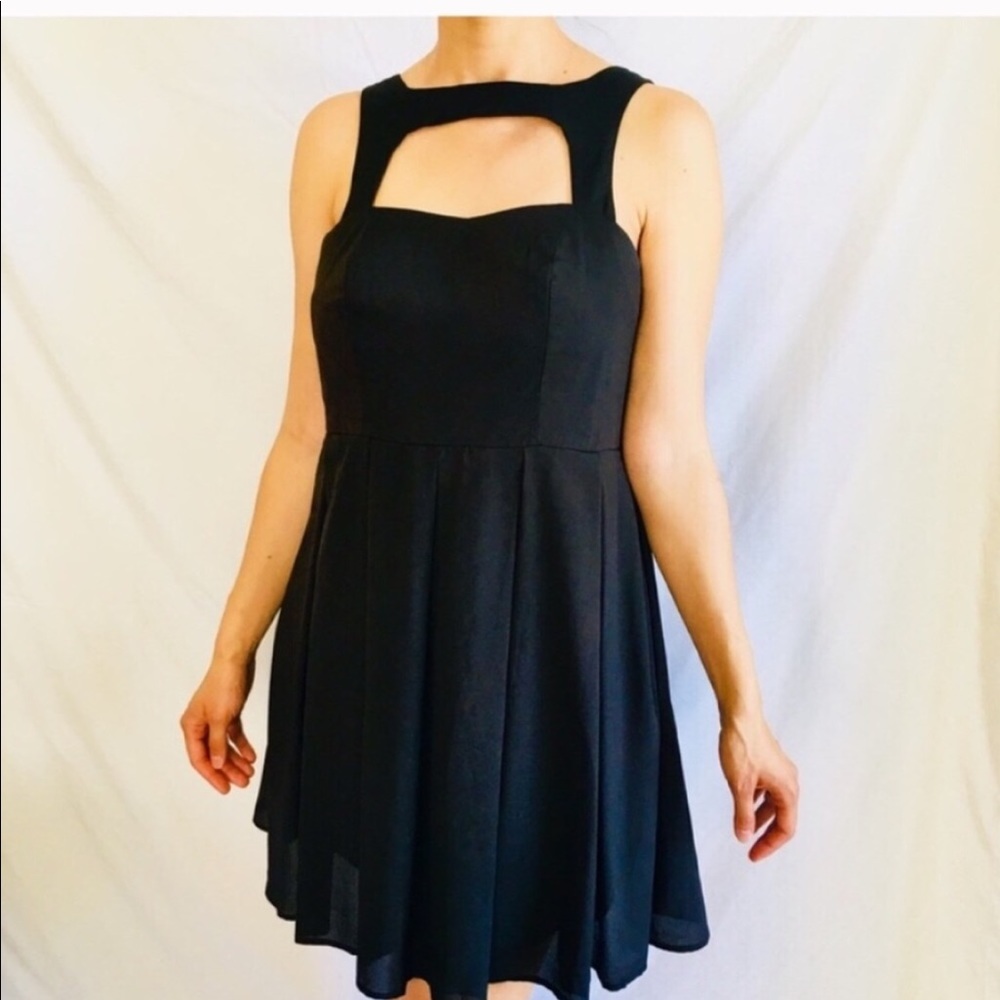 BLACK SILKY DRESS.  SIZE XL.